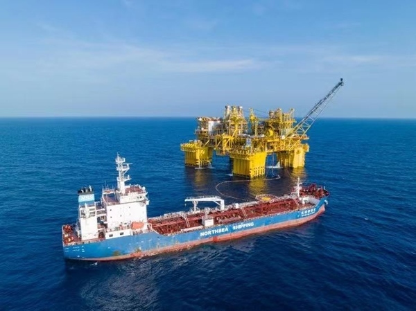 “深海一號”正在開展凝析油外輸作業(yè)。徐海舟攝