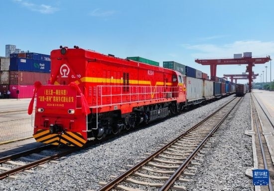 5月29日，在中哈連云港物流合作基地，首列連云港-阿拉木圖“滾裝+班列”跨境多式聯(lián)運(yùn)專列整裝待發(fā)（無人機(jī)照片）。新華社發(fā)（王健民 攝）