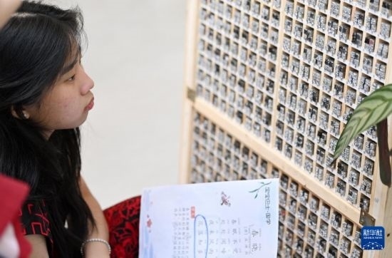 7月3日，外國(guó)學(xué)生在了解中國(guó)的活字印刷。新華社記者 李然 攝