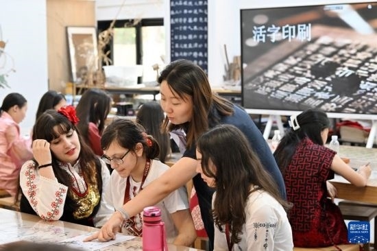 7月3日，外國(guó)學(xué)生在了解中國(guó)文化。新華社記者 李然 攝