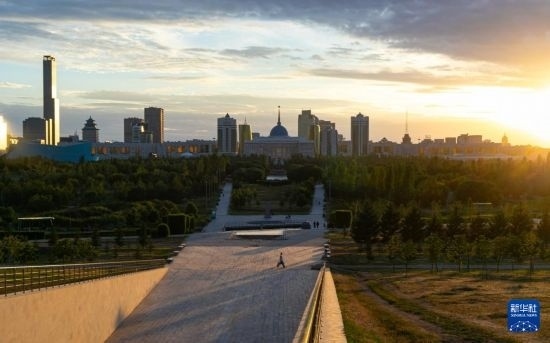 這是7月2日拍攝的哈薩克斯坦首都阿斯塔納的天際線。新華社記者 白雪騏 攝