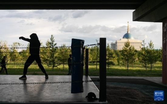 7月2日，在哈薩克斯坦首都阿斯塔納，一名男子在橋下運(yùn)動場練習(xí)拳擊。新華社記者 白雪騏 攝