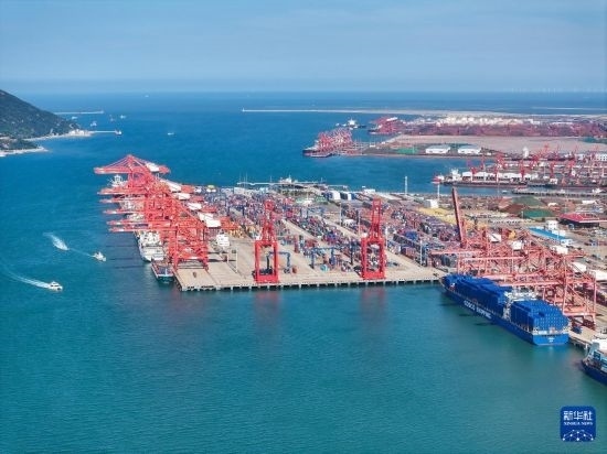 6月26日，貨輪?？吭谶B云港港集裝箱碼頭（無人機(jī)照片）。新華社記者 季春鵬 攝
