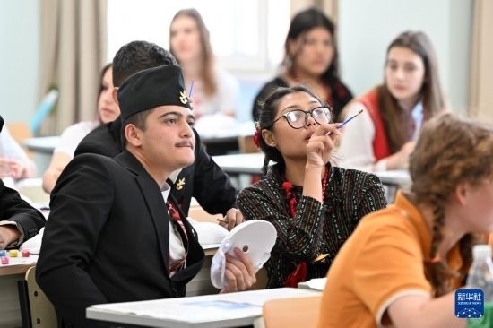 7月3日，外國(guó)學(xué)生在學(xué)習(xí)中國(guó)文化。新華社記者 李然 攝