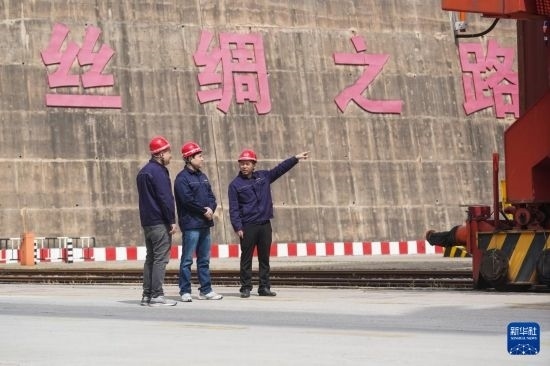 中哈兩國(guó)工作人員在中哈連云港物流合作基地交流（2023年5月10日攝）。新華社記者 季春鵬 攝