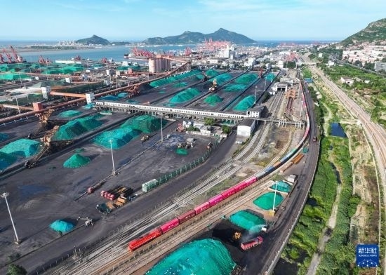 6月26日，“韓國(guó)-連云港-中亞”國(guó)際多式聯(lián)運(yùn)班列從中哈連云港物流合作基地出發(fā)，駛往哈薩克斯坦、烏茲別克斯坦（無人機(jī)照片）。班列運(yùn)載的55個(gè)大柜此前于6月13日從韓國(guó)境內(nèi)發(fā)出，經(jīng)釜山港海運(yùn)抵達(dá)連云港后轉(zhuǎn)由鐵路運(yùn)輸。新華社記者 季春鵬 攝