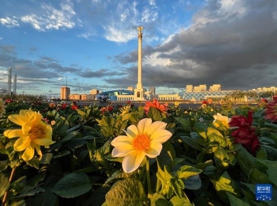 這是7月2日拍攝的哈薩克斯坦首都阿斯塔納獨(dú)立廣場。新華社記者 岳月偉 攝