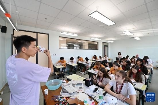 7月3日，外國(guó)學(xué)生在學(xué)習(xí)繪制京劇臉譜。新華社記者 李然 攝