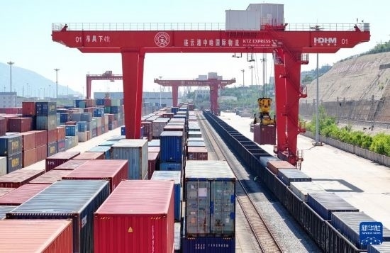 6月30日，在中哈連云港物流合作基地，大型機(jī)械在吊裝集裝箱（無人機(jī)照片）。新華社發(fā)（王健民 攝）