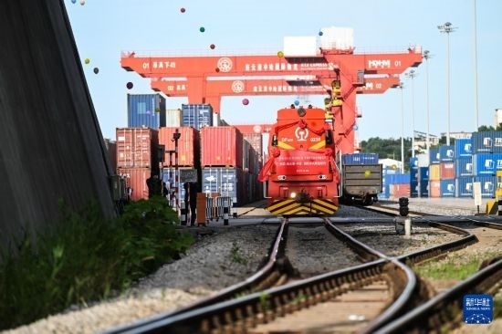6月26日，“韓國(guó)-連云港-中亞”國(guó)際多式聯(lián)運(yùn)班列從中哈連云港物流合作基地出發(fā)，駛往哈薩克斯坦、烏茲別克斯坦。班列運(yùn)載的55個(gè)大柜此前于6月13日從韓國(guó)境內(nèi)發(fā)出，經(jīng)釜山港海運(yùn)抵達(dá)連云港后轉(zhuǎn)由鐵路運(yùn)輸。新華社記者 季春鵬 攝