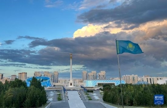 這是7月2日拍攝的哈薩克斯坦首都阿斯塔納獨(dú)立廣場。新華社記者 岳月偉 攝