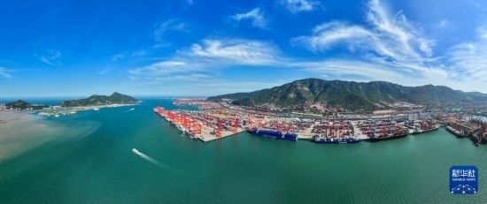 6月26日，貨輪?？吭谶B云港港集裝箱碼頭（無人機(jī)照片）。新華社記者 季春鵬 攝