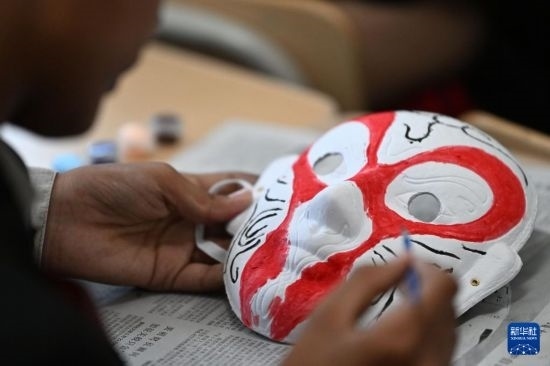 7月3日，外國(guó)學(xué)生在繪制京劇臉譜。新華社記者 李然 攝