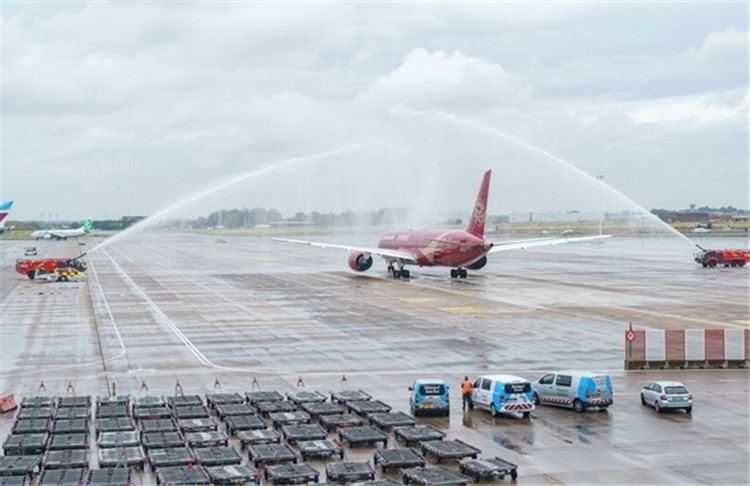 圖為布魯塞爾-上海返程航班出發(fā)前，布魯塞爾機(jī)場(chǎng)方面為返程航班舉行水門(mén)儀式。吉祥航空供圖