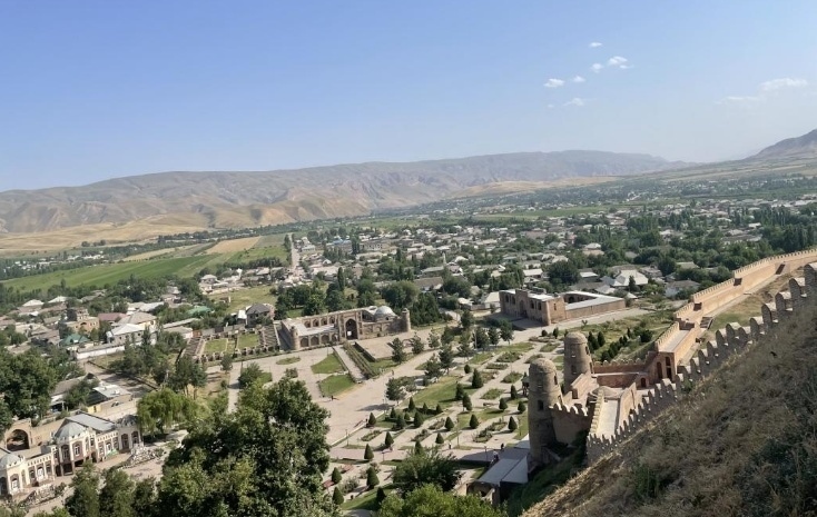 位于塔吉克斯坦杜尚別西北的吉薩爾古城，有著3000多年歷史。有研究認(rèn)為，張騫出使大宛回程途中曾經(jīng)過此地。圖為從吉薩爾古城城墻俯瞰城門與市鎮(zhèn)。本報(bào)記者 曲頌 攝