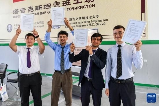 7月3日，在塔吉克斯坦首都杜尚別，魯班工坊赴華留學(xué)生展示錄取通知書。新華社記者 曹陽 攝