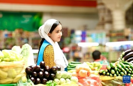 這是7月3日在塔吉克斯坦首都杜尚別大巴扎內(nèi)拍攝的營業(yè)者。新華社記者 姚大偉 攝