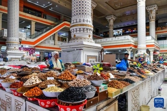 這是6月27日在塔吉克斯坦首都杜尚別拍攝的大巴扎內(nèi)景。新華社記者 曹陽 攝