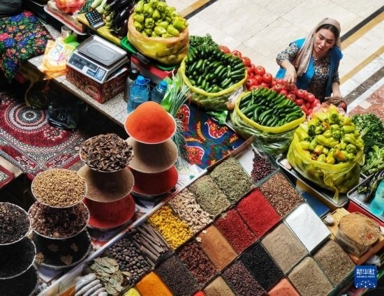 這是7月3日在塔吉克斯坦首都杜尚別拍攝的大巴扎內(nèi)景。新華社記者 燕雁 攝