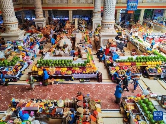 這是7月3日在塔吉克斯坦首都杜尚別拍攝的大巴扎內(nèi)景。新華社記者 燕雁 攝