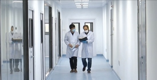 中國科學(xué)院贛江創(chuàng)新研究院科研人員在交流。（贛州市贛縣區(qū)融媒體中心供圖）