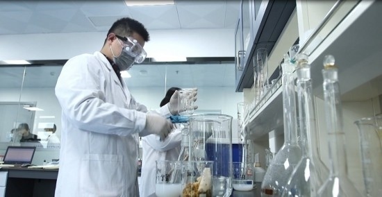 中國科學(xué)院贛江創(chuàng)新研究院科研人員在做實驗。