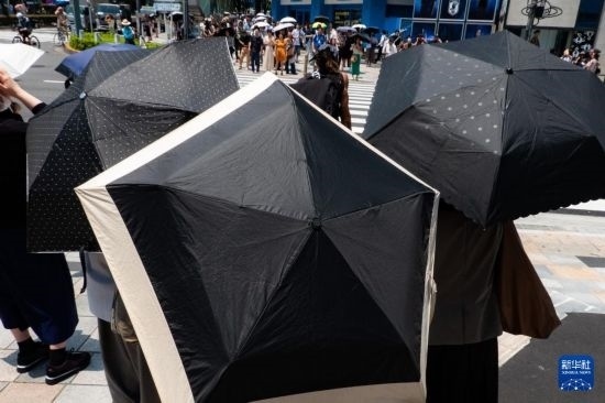 7月4日，人們在日本東京原宿的街道上等待紅綠燈。新華社記者 張笑宇 攝