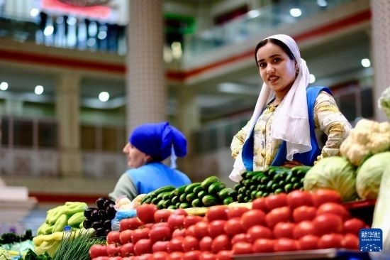 這是6月13日在塔吉克斯坦首都杜尚別大巴扎內(nèi)拍攝的營業(yè)者。新華社記者 鄭開君 攝