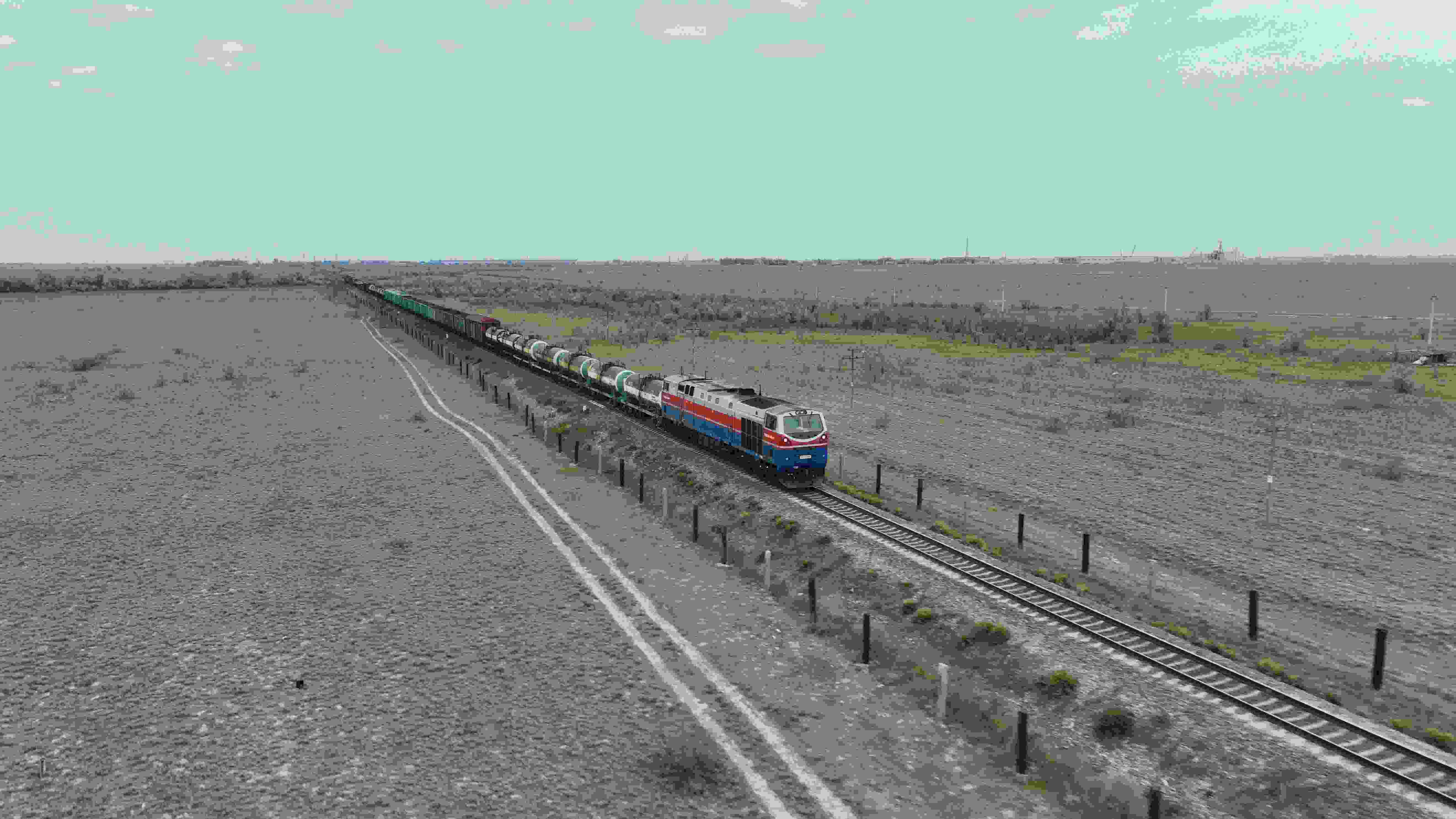 △ 2023年5月12日，在哈薩克斯坦阿拉木圖附近，貨運列車馳騁于阿拉木圖與中國霍爾果斯間（無人機照片）。