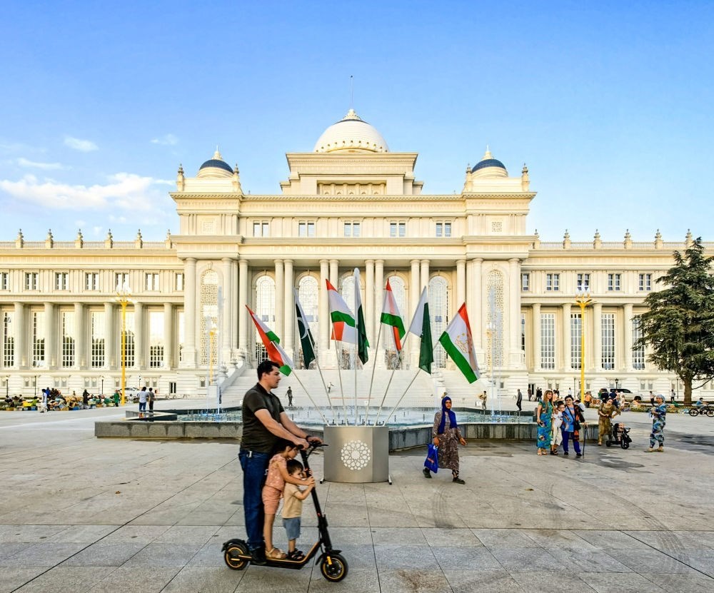 2024年7月1日，人們?cè)谒怂固棺h會(huì)大樓前的廣場(chǎng)上休閑。