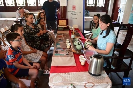 7月4日，在馬耳他桑塔露琪亞市的中國古典園林“靜園”，人們欣賞中國茶藝表演。新華社發(fā)（喬納森·博格 攝）