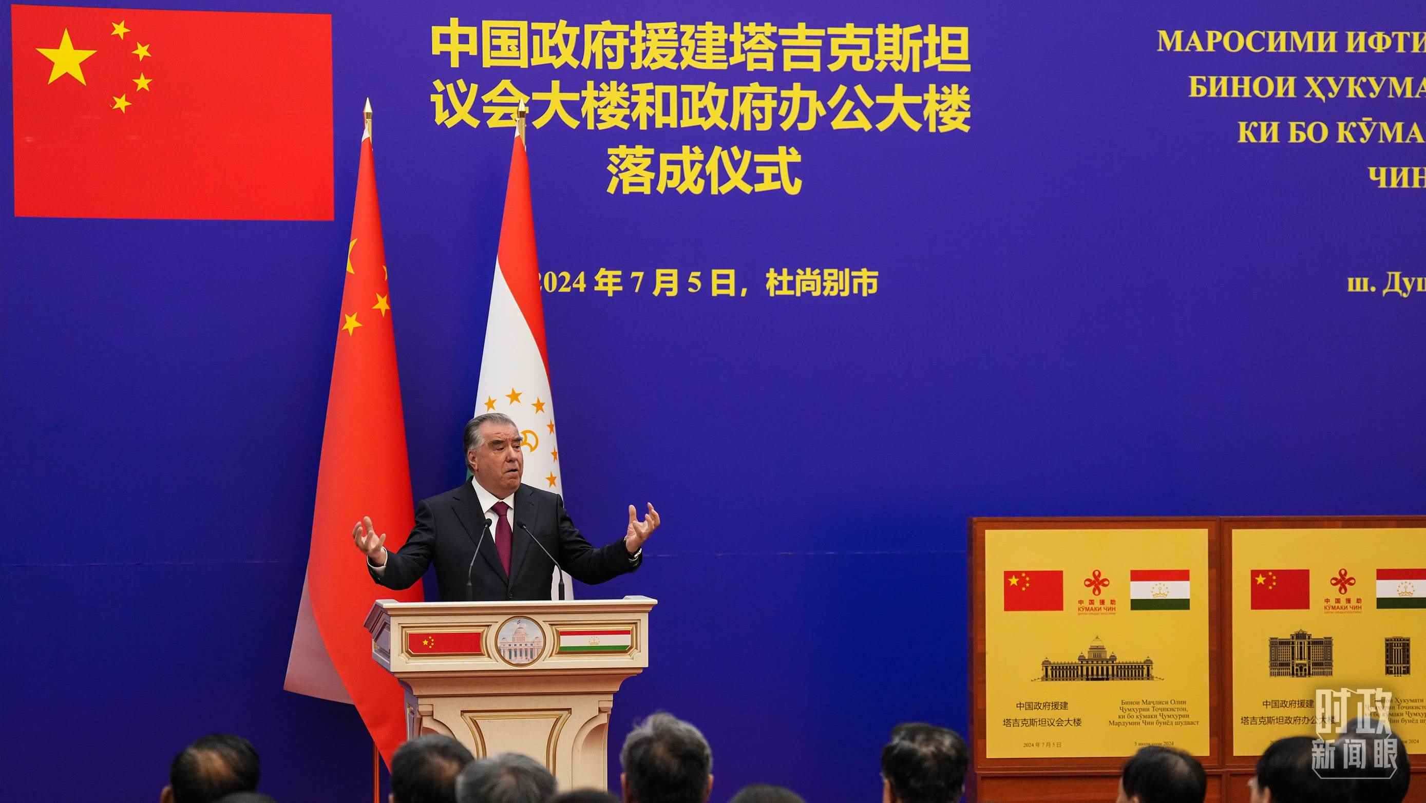 △拉赫蒙總統(tǒng)在落成儀式現(xiàn)場(chǎng)。（總臺(tái)記者李晉拍攝）