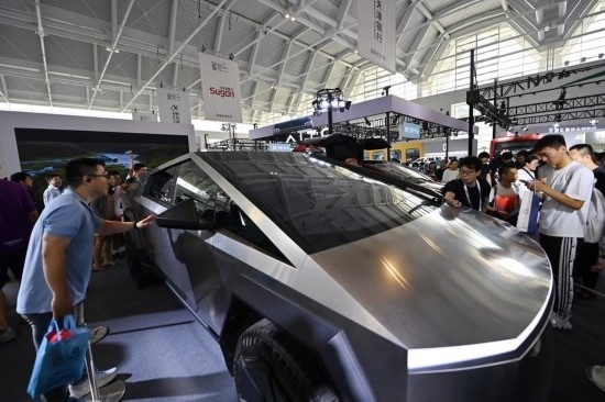 在天津舉行的2024世界智能產(chǎn)業(yè)博覽會(huì)上，觀眾在特斯拉展臺(tái)參觀（6月22日攝）。新華社記者 李然 攝