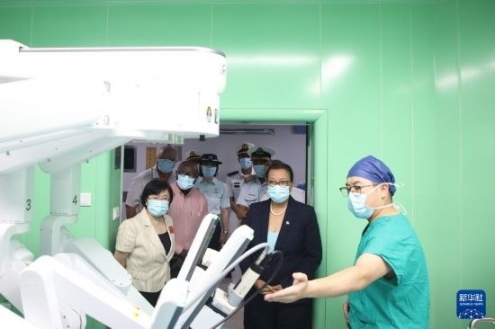 7月5日，塞舌爾衛(wèi)生部長維多在中國海軍“和平方舟”號醫(yī)院船上參觀。新華社發(fā)（劉志磊 攝）