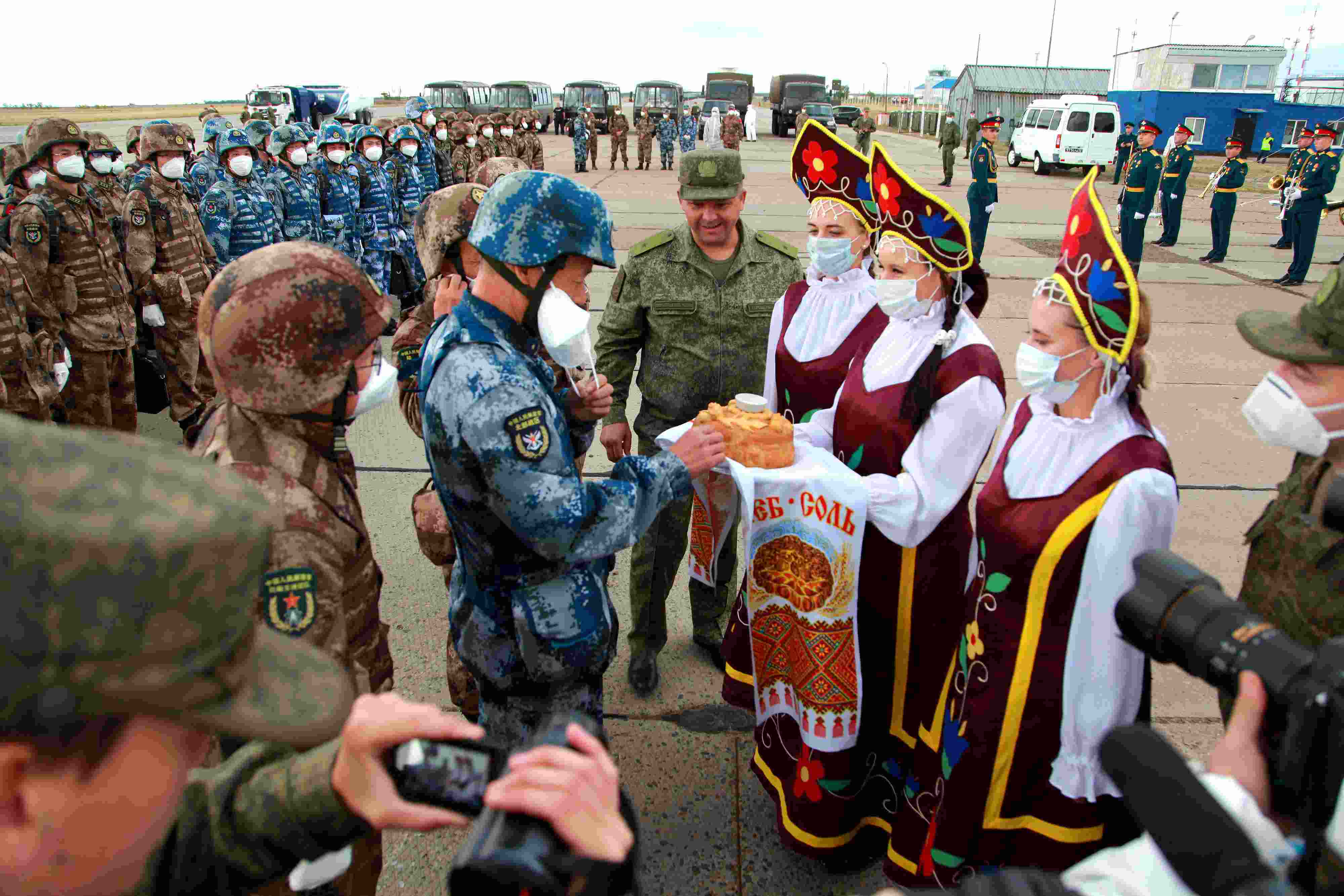 當?shù)貢r間2021年9月10日，跨境參加“和平使命-2021”上海合作組織成員國聯(lián)合反恐軍演的中方部隊導(dǎo)演部抵達俄羅斯奧倫堡“東古茲”靶場演習地域。圖為俄方人員為中方人員舉行歡迎儀式。