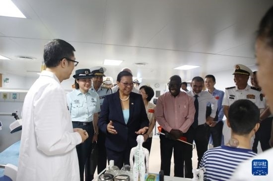 7月5日，塞舌爾衛(wèi)生部長維多在中國海軍“和平方舟”號醫(yī)院船上參觀中醫(yī)診室。新華社發(fā)（劉志磊 攝）