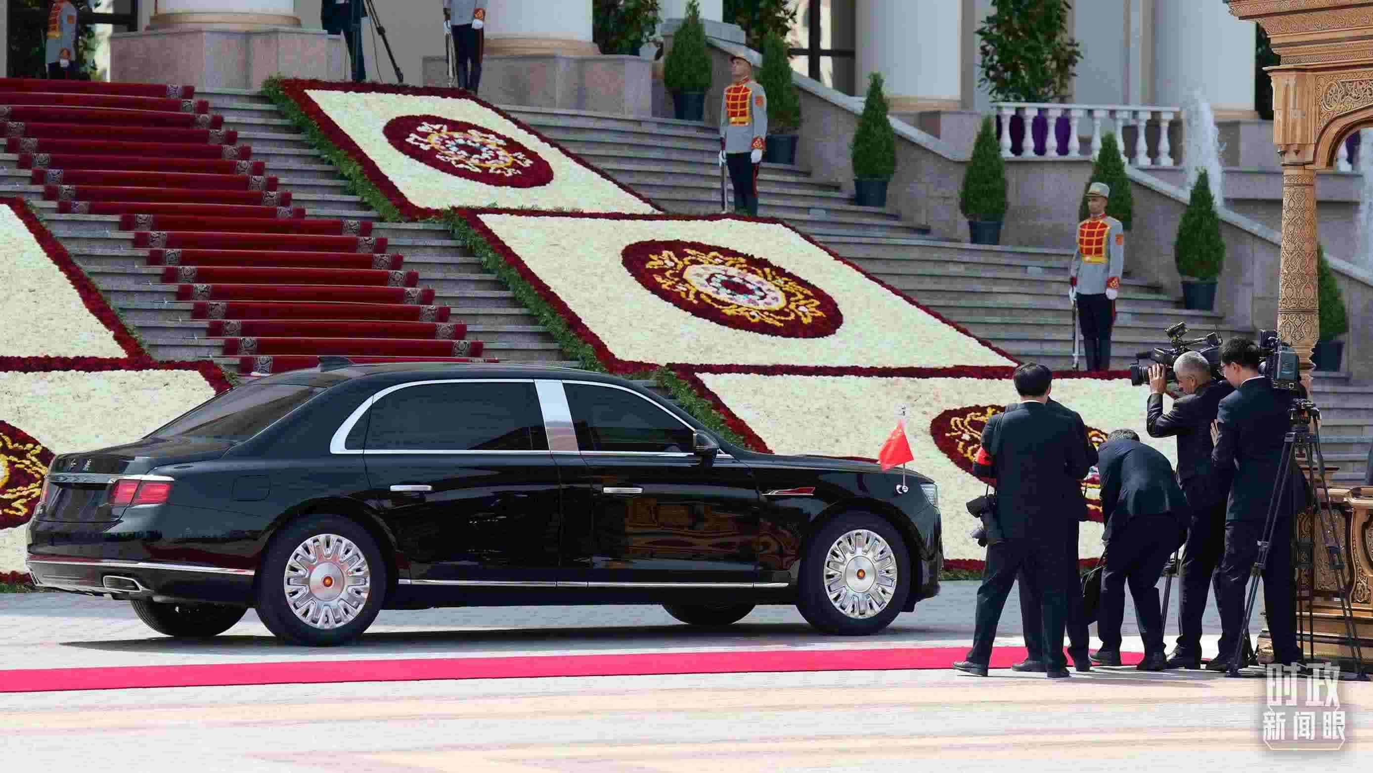 △習(xí)主席乘坐的紅旗車抵達(dá)塔總統(tǒng)府。（總臺(tái)記者李晉拍攝）