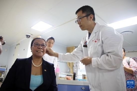7月5日，塞舌爾衛(wèi)生部長維多在中國海軍“和平方舟”號醫(yī)院船上體驗(yàn)中醫(yī)。新華社發(fā)（劉志磊 攝）
