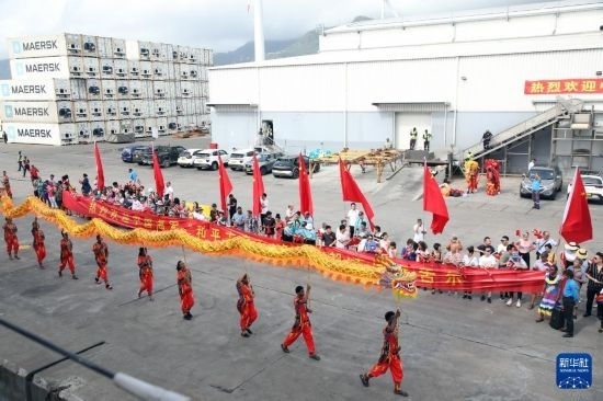 這是7月5日在塞舌爾維多利亞新港碼頭拍攝的歡迎儀式。新華社發(fā)（劉志磊 攝）