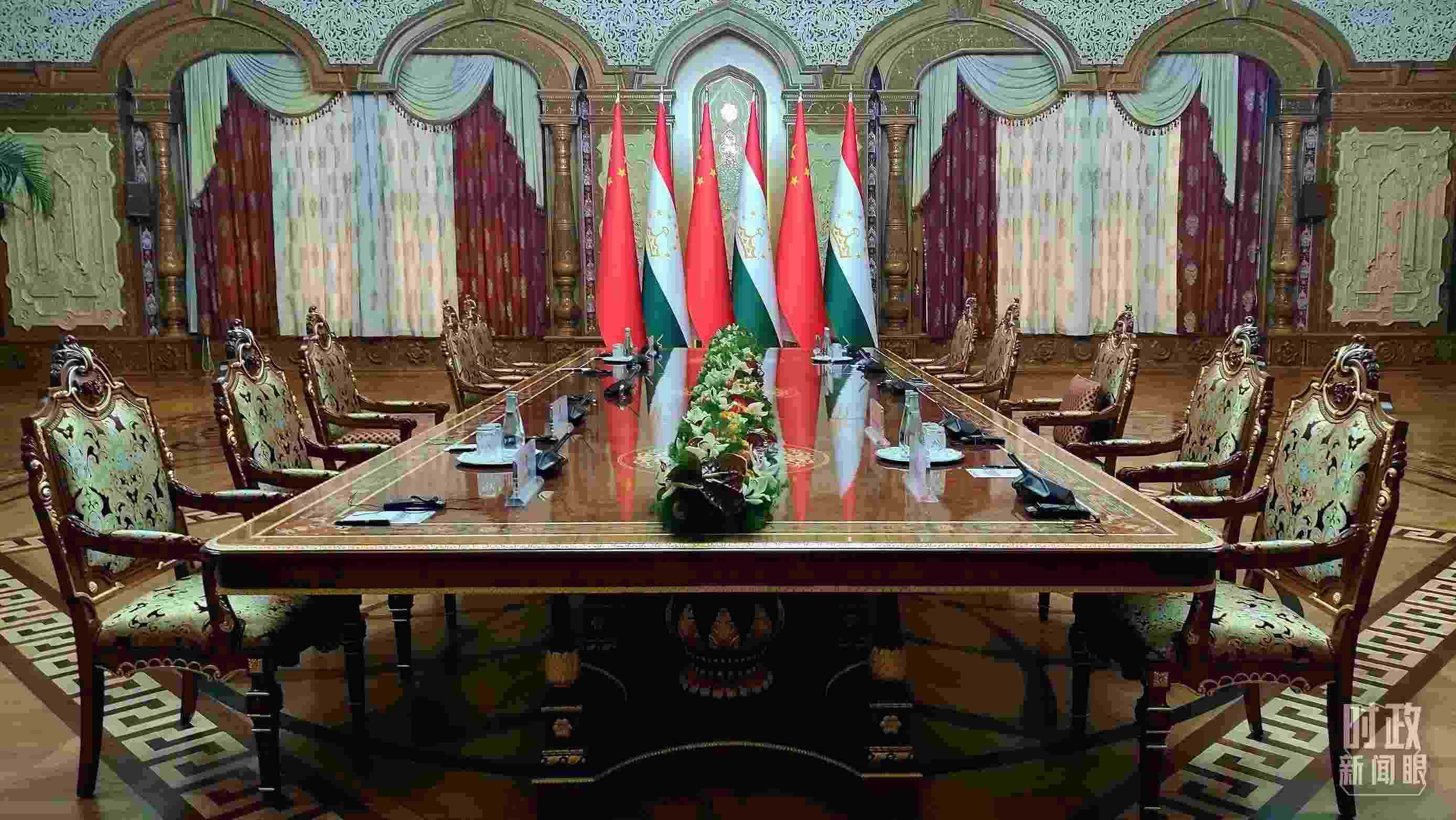 △中塔元首小范圍會(huì)談開始前。（總臺(tái)央視記者薛冠南拍攝）