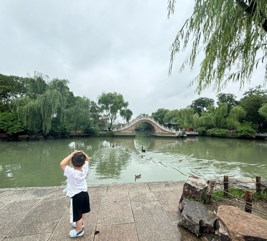 一位小朋友在二十四橋旁拍照。人民網(wǎng)記者 金慧慧攝