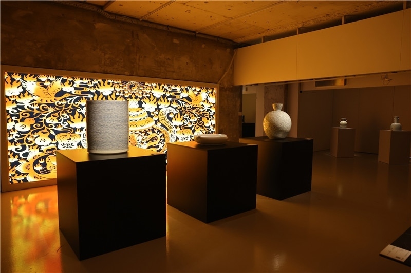 《新生萬物-中國非遺與當(dāng)代設(shè)計展》展廳。陽光媒體集團供圖