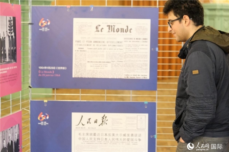 蒙達(dá)爾紀(jì)市民駐足“中法建交六十周年”圖片展。人民網(wǎng)記者 于超凡攝