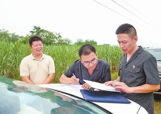 圖③：清塘后，執(zhí)行干警與某農(nóng)場負責(zé)人確認魚塘交付情況。