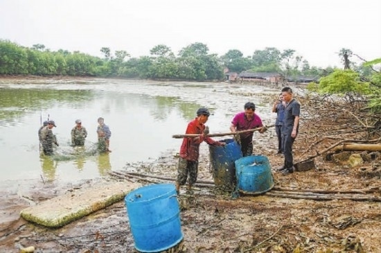 圖②：執(zhí)行干警督促凌某捕魚清塘。