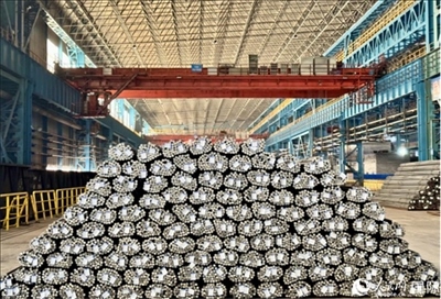 廠房?jī)?nèi)待運(yùn)輸?shù)耐ㄤ摦a(chǎn)品。人民網(wǎng) 謝瑩攝