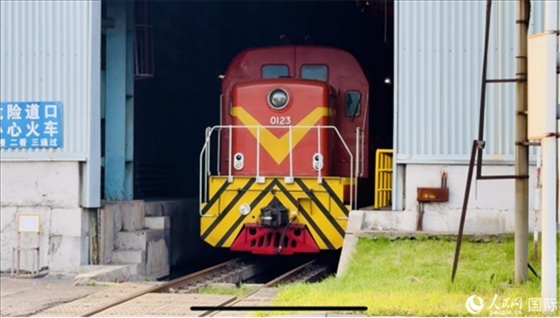 通鋼產(chǎn)品通過(guò)鐵路運(yùn)輸出場(chǎng)。人民網(wǎng) 謝瑩攝