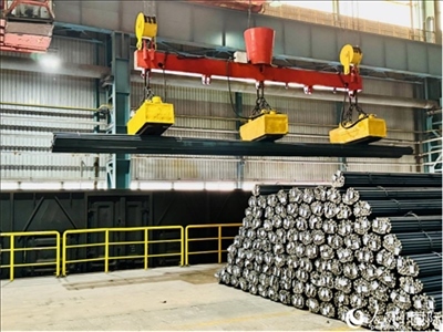 通鋼產(chǎn)品正在裝車(chē)。人民網(wǎng) 謝瑩攝