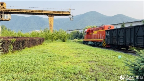 通鋼產(chǎn)品通過(guò)鐵路運(yùn)輸出場(chǎng)。人民網(wǎng) 謝瑩攝