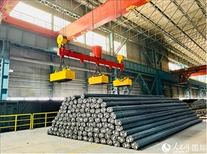 通鋼產(chǎn)品正在裝車(chē)。人民網(wǎng) 謝瑩攝